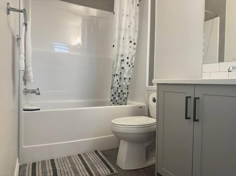 Beautiful Close To Busstop Apartment *